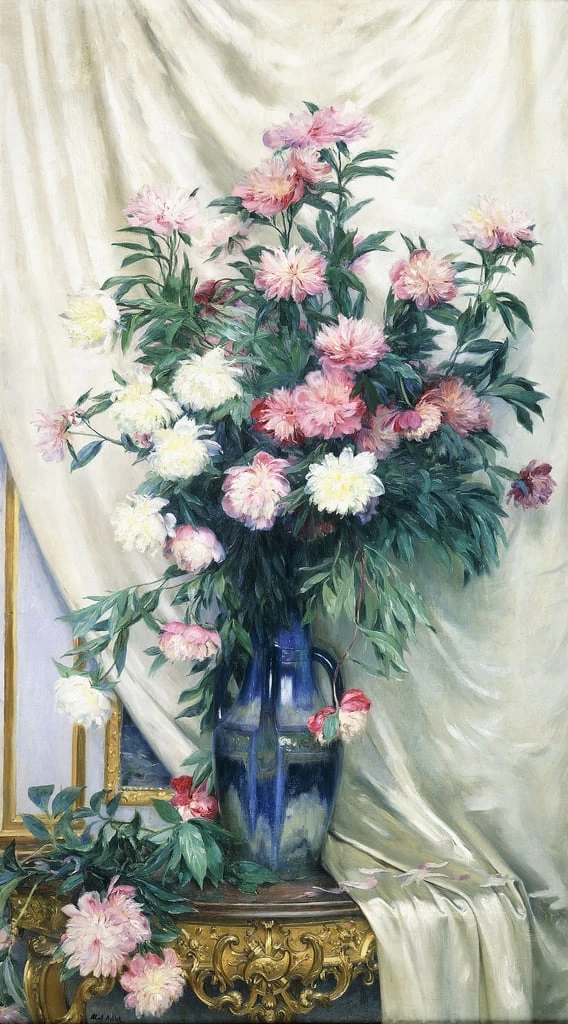 Peonie in un vaso blu su una consolle drappeggiata in legno dorato Regency